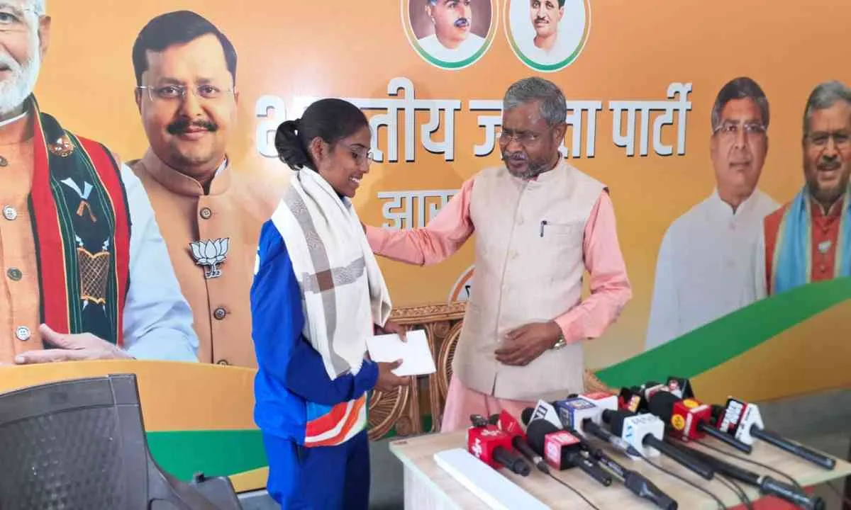 थाईलैंड में गोल्ड जीतने वाली जामताड़ा की शूटर देवासी हेंब्रम को बाबूलाल मरांडी ने किया सम्मानित