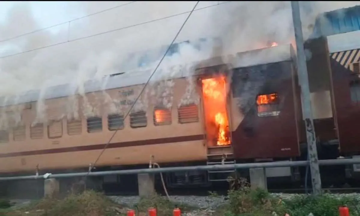 सासाराम स्टेशन पर बड़ा हादसा टला, चलने से पहले ट्रेन की बोगी धू-धू कर जली