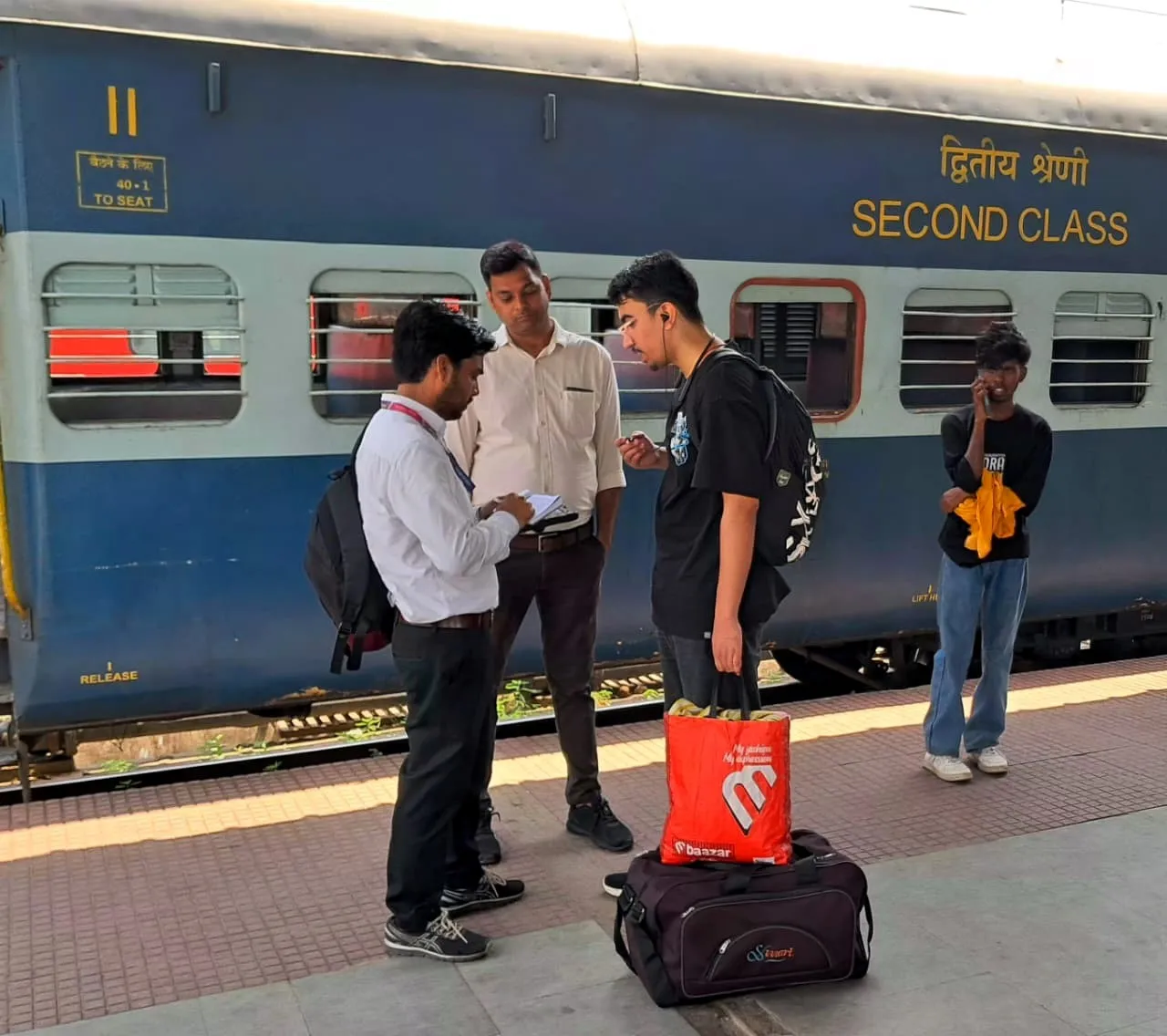 धनबाद स्टेशन पर मजिस्ट्रेट चेकिंग अभियान, 68 यात्री पकड़े गए
