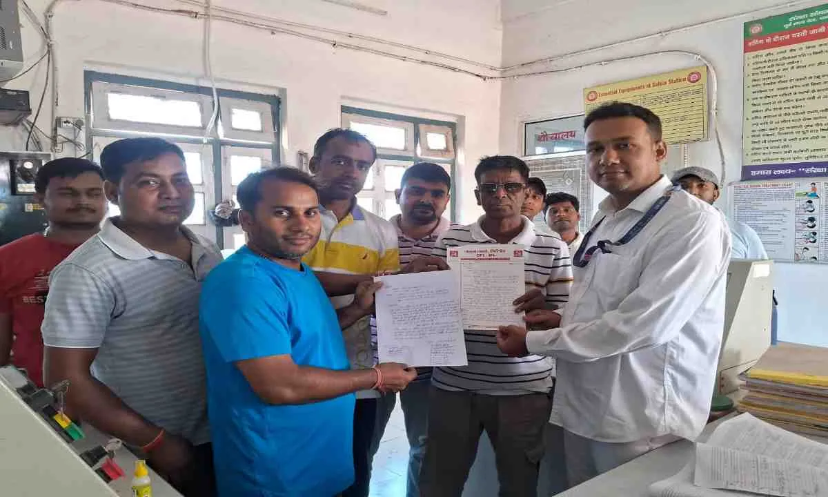 'सलैया में रुकेगी एक्सप्रेस: रेलवे अफसरों ने किया सड़क का निरीक्षण, स्टेशन मास्टर को सौंपा ज्ञापन'