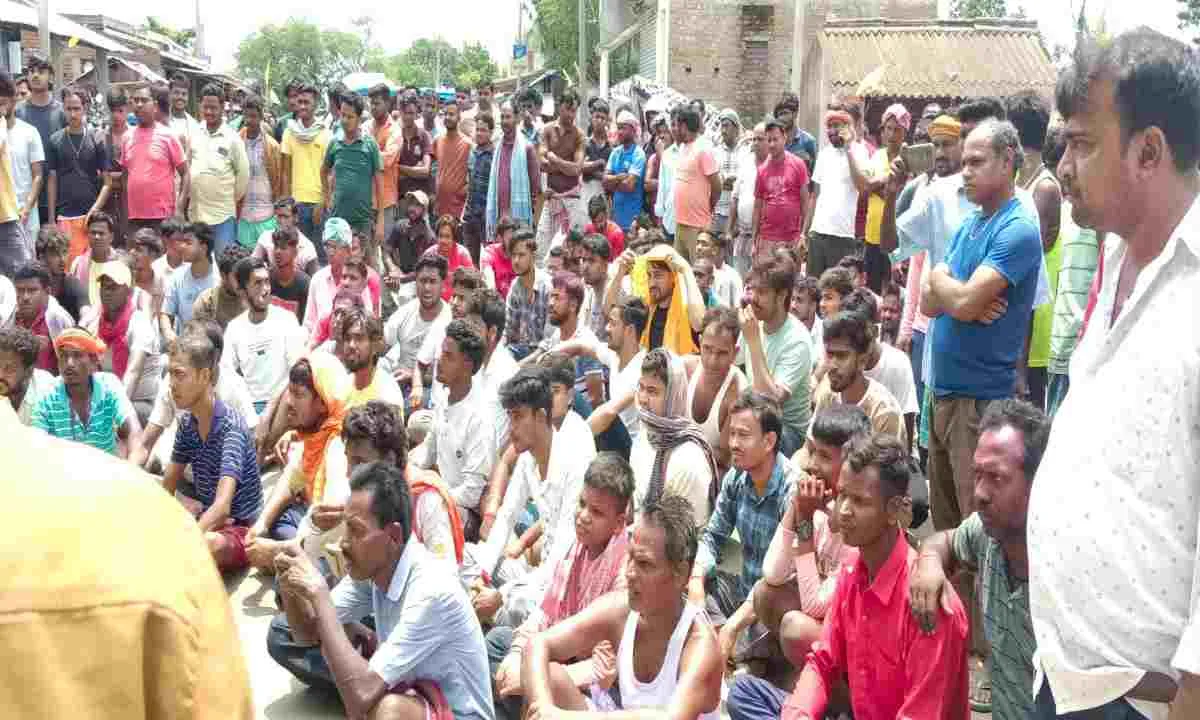Pakur News: भीषण गर्मी में बिजली संकट से फूटा ग्रामीणों का गुस्सा, प्रशासन के खिलाफ नारेबाजी
