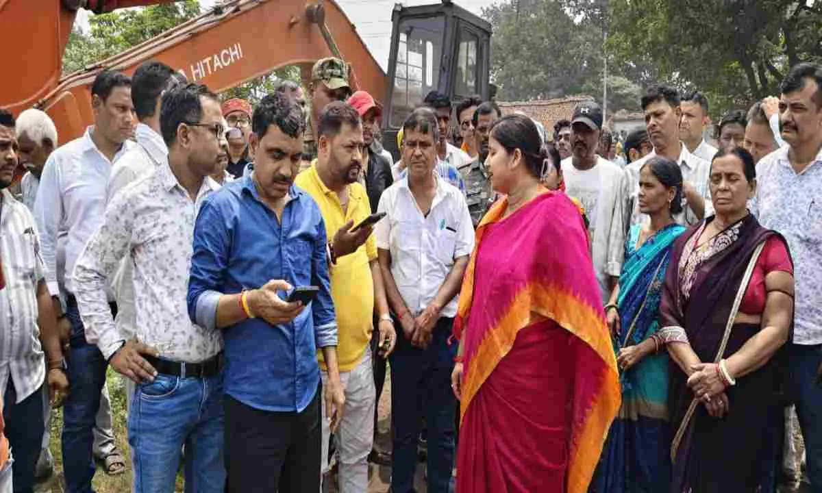 कांटा पहाड़ी में भू-धसान से दहशत, विधायक रागिनी सिंह ने अवैध माइनिंग पर जताई नाराजगी