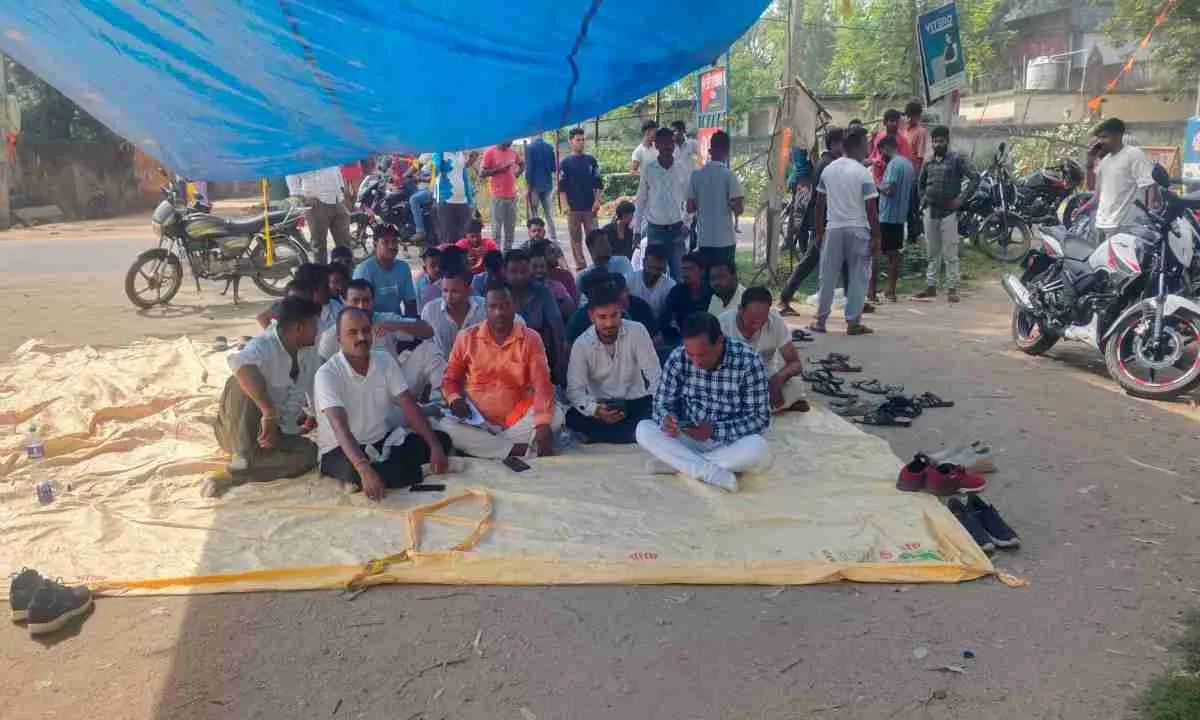 Giridih News: सरिया इंस्पेक्टर को हटाने की मांग तेज, DSP के आश्वासन पर खत्म हुआ धरना