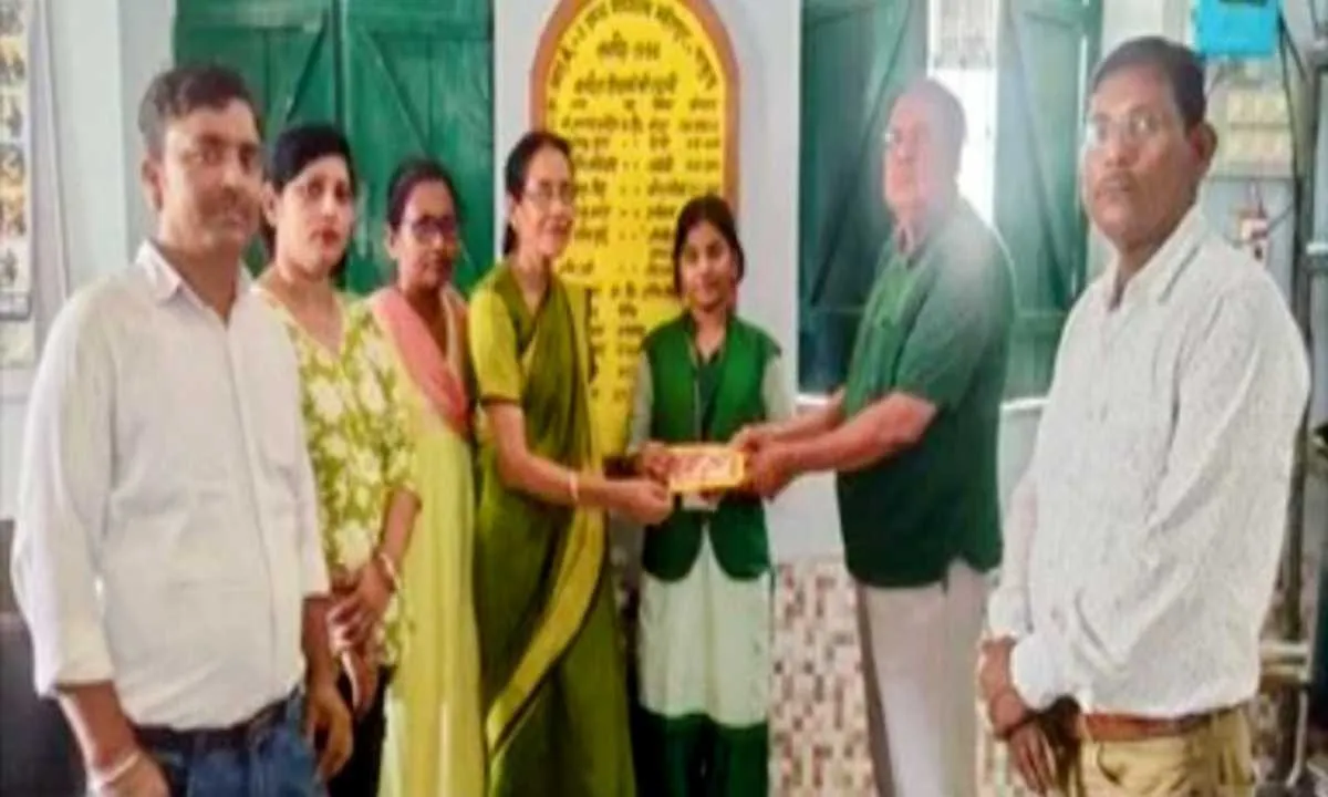 Pakur News: मैट्रिक परीक्षा में स्कूल टॉपर बनी रिया कुमारी को आलोकानंदा चैरिटेबल ट्रस्ट ने किया सम्मानित