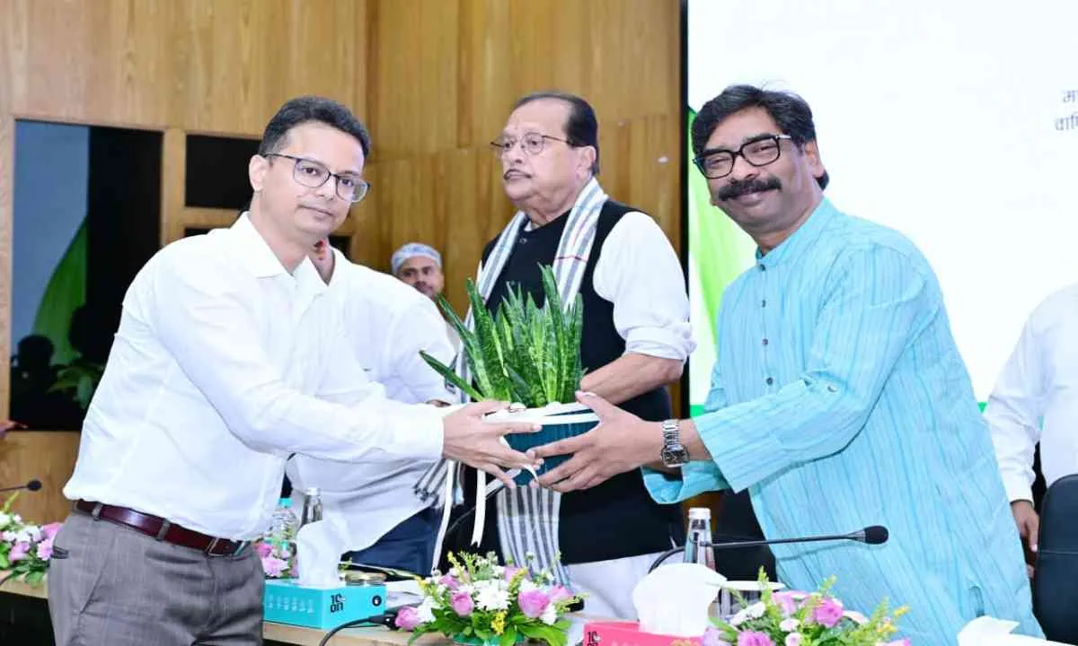 नव नियुक्त इंटर एवं स्नातक प्रशिक्षित सहायक आचार्यों को मुख्यमंत्री हेमंत सोरेन ने बांटे नियुक्ति पत्र