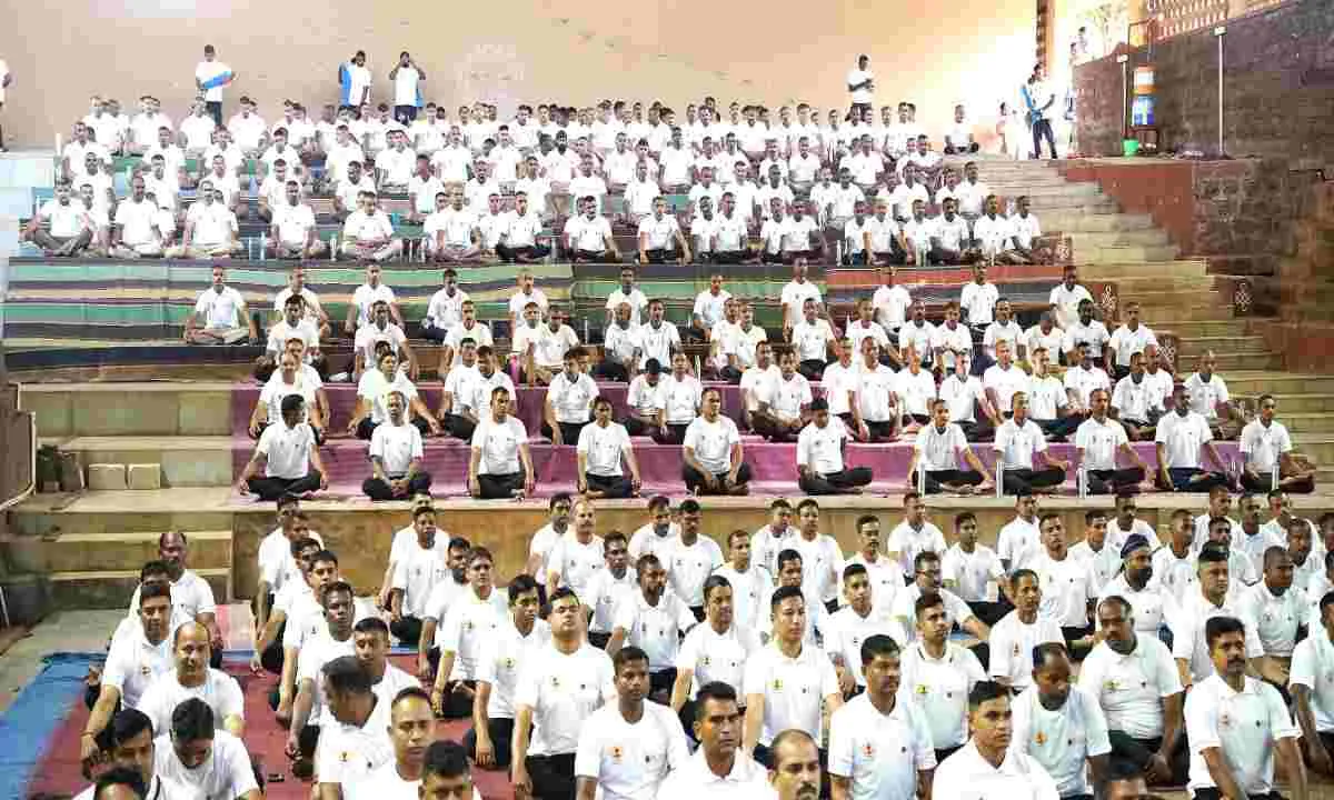 श्री श्री यूनिवर्सिटी में भव्य योग महोत्सव, सुरक्षा बलों ने भी लिया हिस्सा