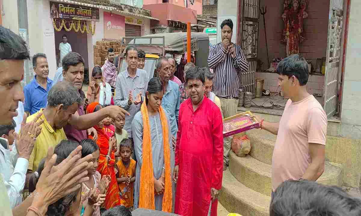Bokaro News: स्टेट टॉपर छोटी कुमारी का भंडारा कार्यक्रम में भव्य सम्मान