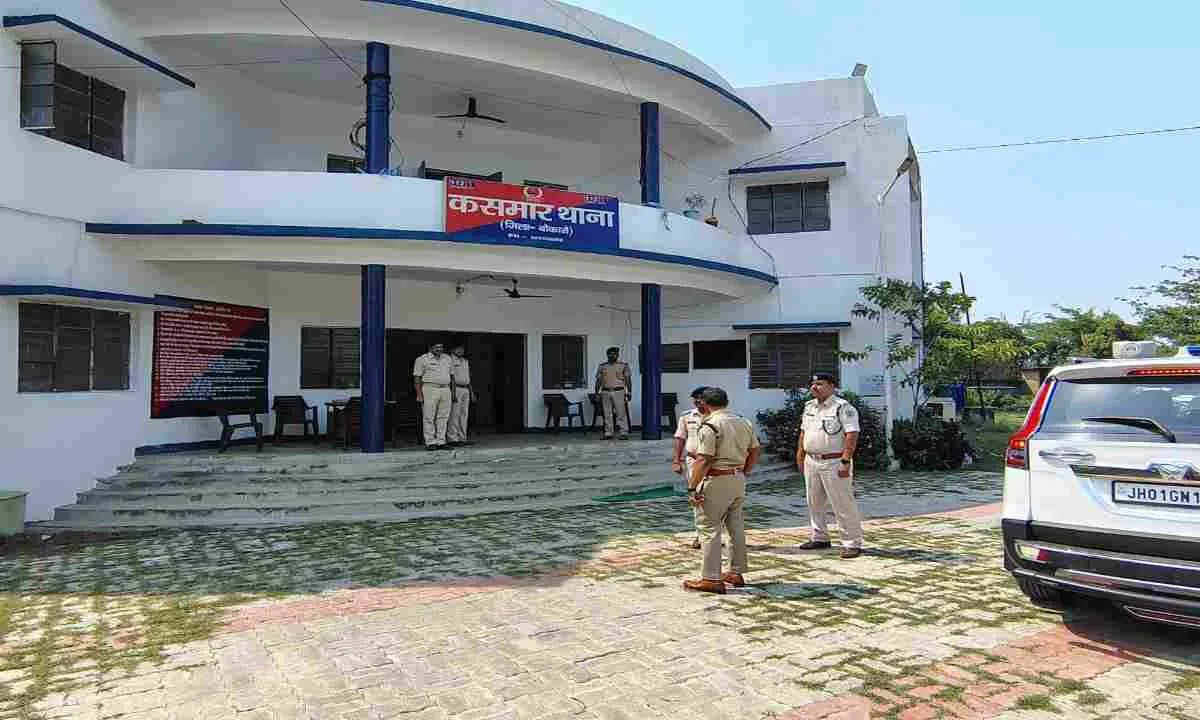 Bokaro News: पुलिस अधीक्षक ने विभिन्न थानों का किया निरीक्षण, दिए दिशा-निर्देश