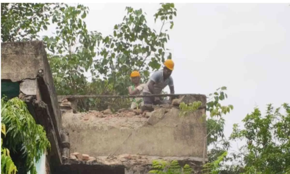 Bokaro News: बीएसएल के जर्जर आवासों पर चला बुलडोजर, सुरक्षा के मद्देनजर कार्रवाई तेज