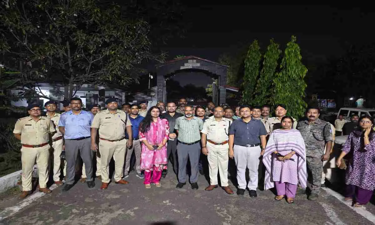 Giridih News: आधी रात को केंद्रीय कारा में डीसी-एसपी की रेड, दो घंटे तक चला सर्च ऑपरेशन