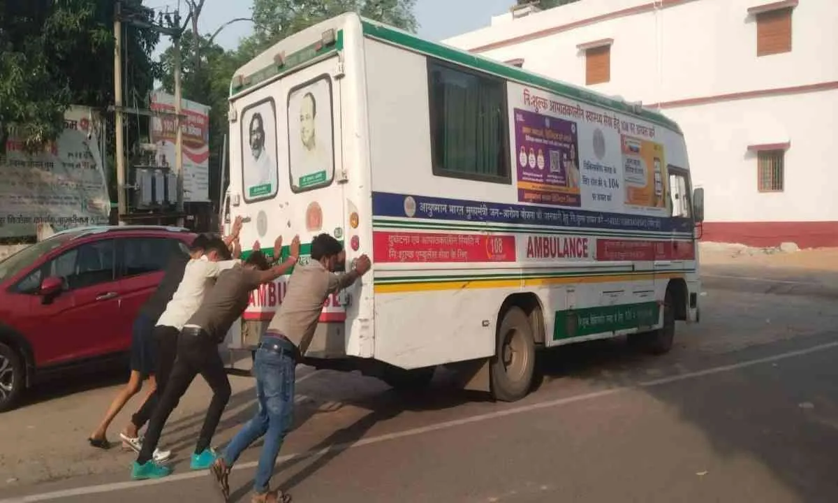 शेख भिखारी मेडिकल कॉलेज अस्पताल की बड़ी लापरवाही उजागर, धक्के के सहारे चल रही 108 एंबुलेंस