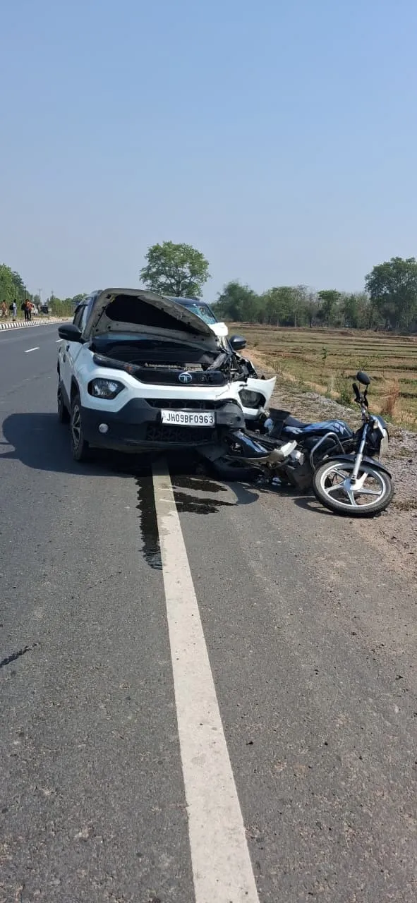 फोरलेन पर कार और बाइक की जोरदार टक्कर, एक की मौत, एक गंभीर घायल, चालक मौके से फरार