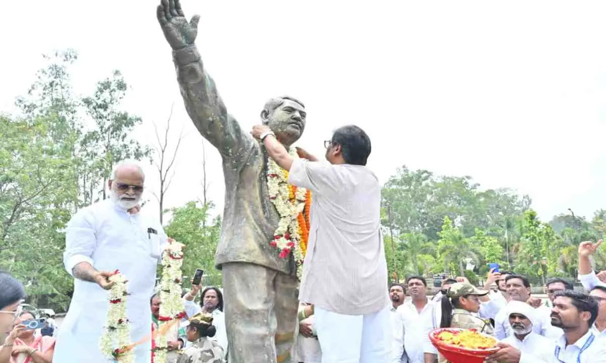 हेमन्त सोरेन ने दुर्गा सोरेन को दी श्रद्धांजलि, कहा—झारखंड आंदोलन के महान योद्धा थे