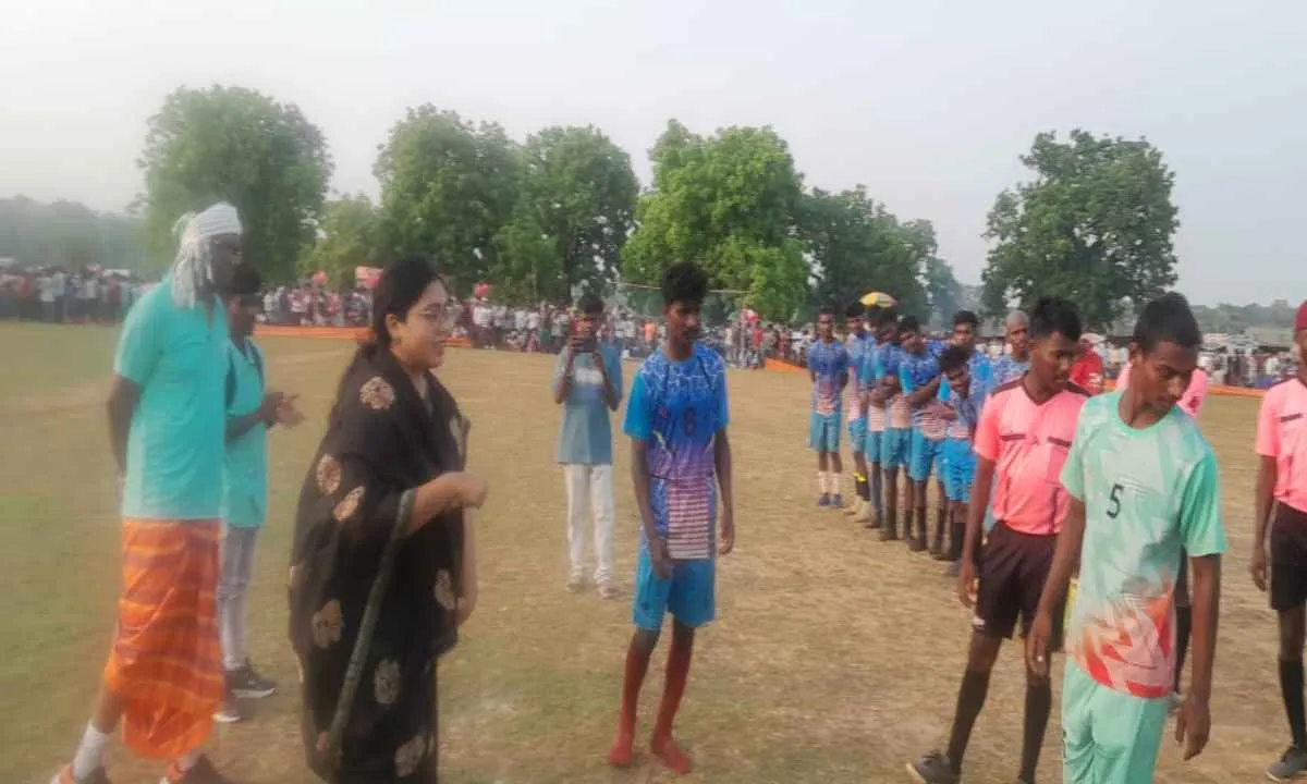 उपासना मरांडी ने पाता मेला में खेल और परंपरा का दिया संदेश, फाइनल मैच का किया शुभारंभ