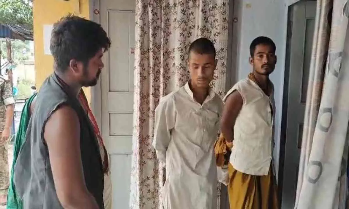 Dhanbad News: साधु बनकर घर में घुसे, मंत्र-तंत्र के नाम पर उड़ाए जेवर; ग्रामीणों ने दबोचे 3 ठग