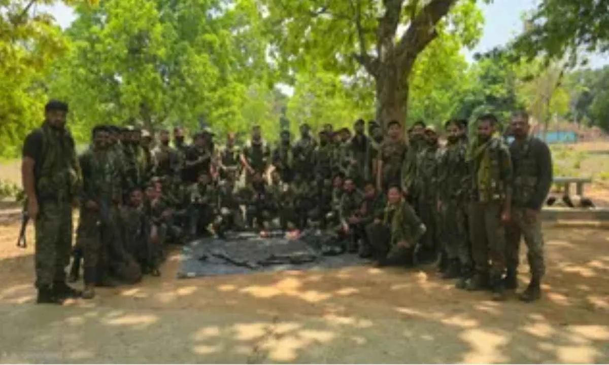सारंडा जंगल में नक्सलियों के खिलाफ बड़ा अभियान, हथियार और विस्फोटकों का जखीरा बरामद, सुरक्षा बलों की बड़ी सफलता