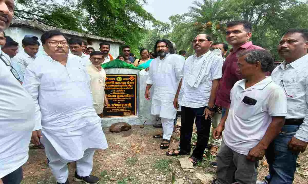 Pakur News: सांसद विजय हांसदा और विधायक स्टीफन मरांडी ने ग्रामीणों को दी बड़ी सौगात