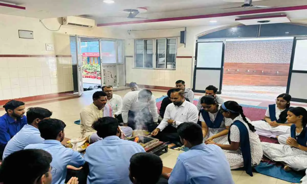 Koderma News: वैदिक मंत्रोच्चार के साथ मॉडर्न पब्लिक स्कूल में कक्षा-11 सत्र का शुभारंभ