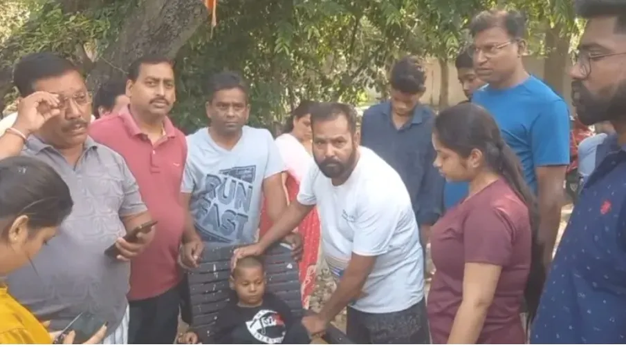 सड़क किनारे मिला दिव्यांग बच्चा, मां को खोजने में जुटी पुलिस