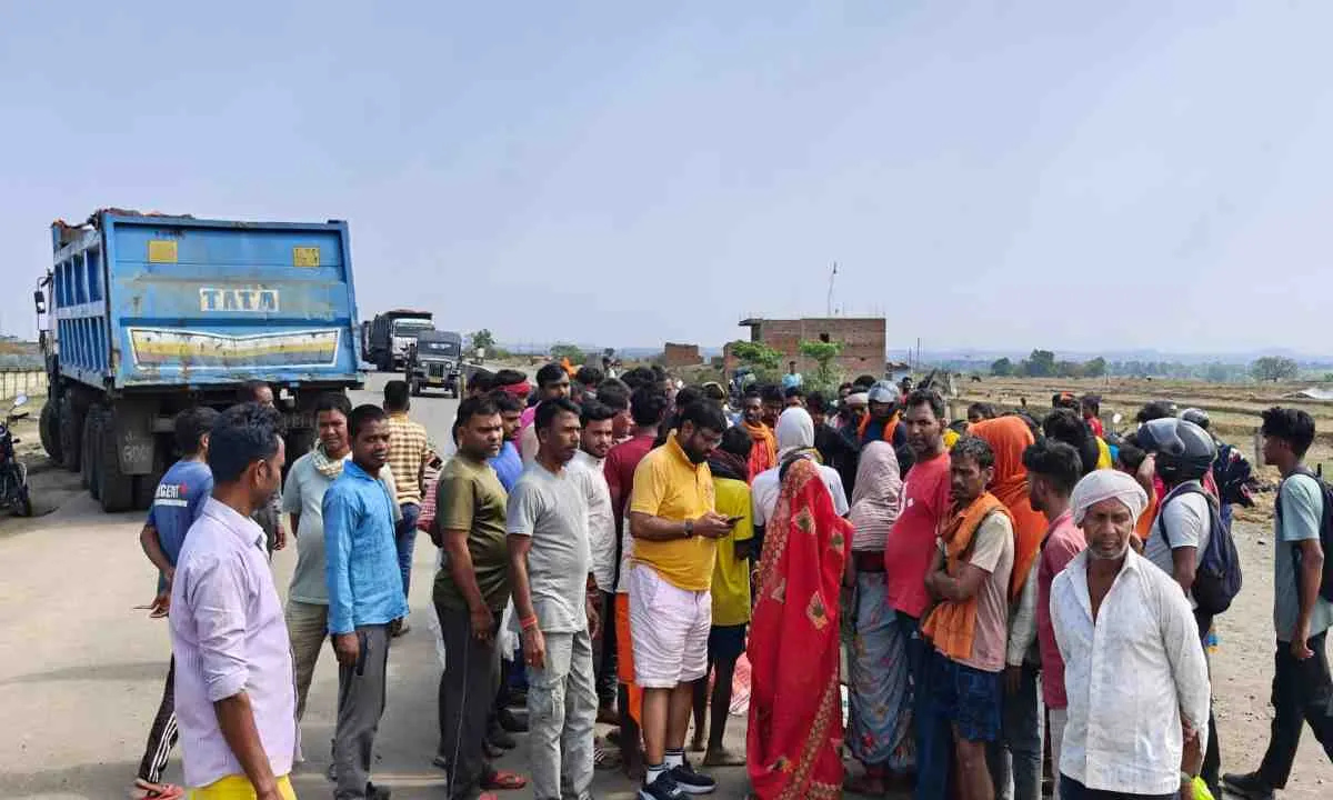 Chatra News: तेज रफ्तार ट्रक ने युवक को रौंदा, मौके पर हुई मौत, शादी की खुशियां मातम में बदलीं
