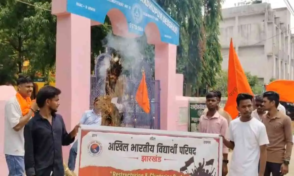 मधुपुर में ABVP का उग्र प्रदर्शन, छात्र विरोधी नीति के खिलाफ मुख्यमंत्री का पुतला दहन