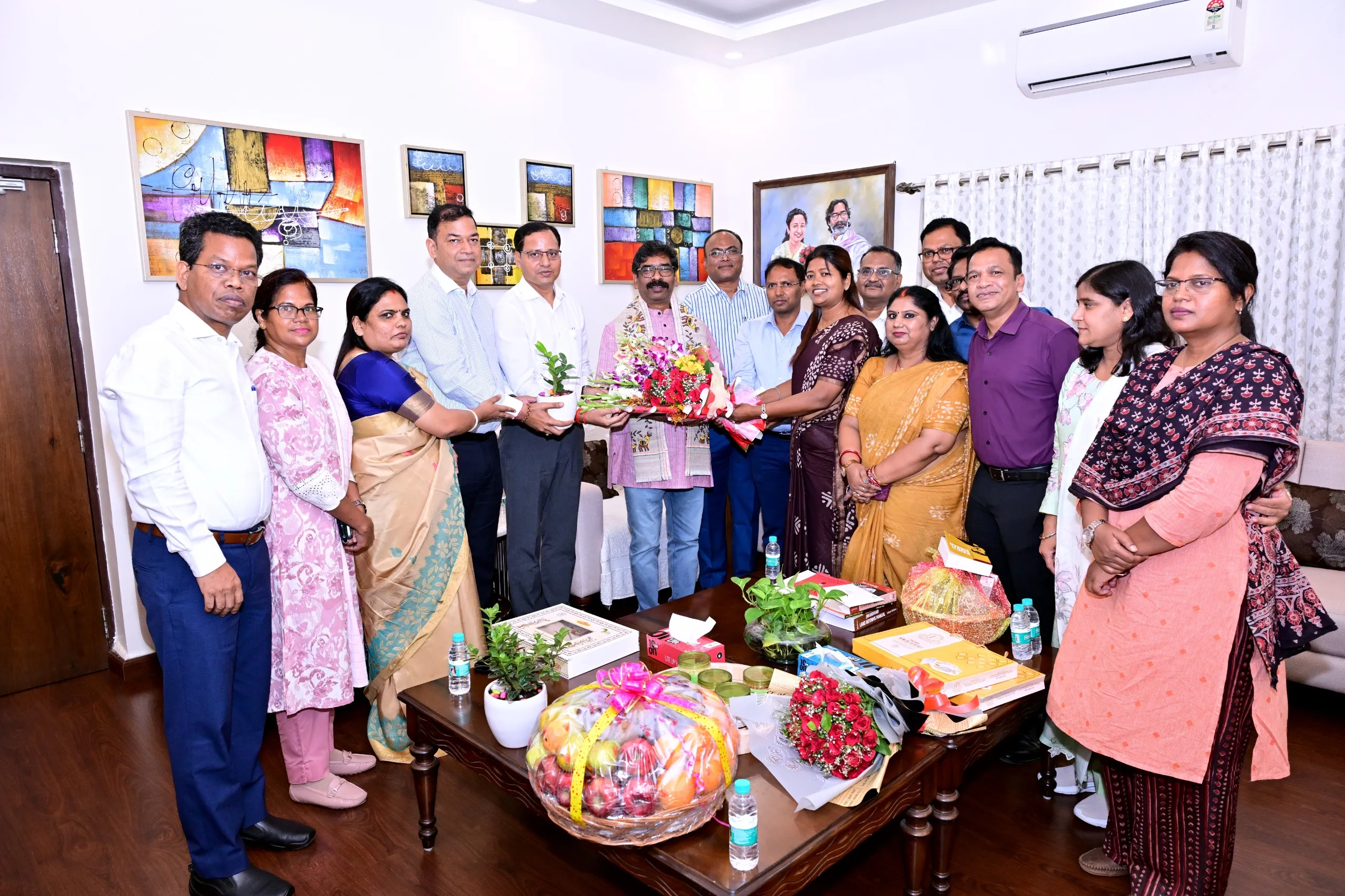 संयुक्त सचिव पद पर पदोन्नत झाप्रसे अधिकारियों ने CM हेमन्त सोरेन से की भेंट