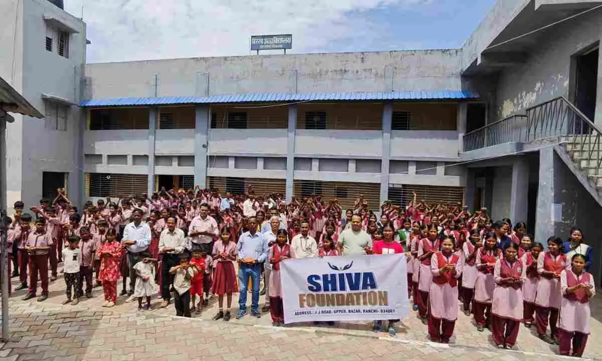 Ranchi News: शिवा फाउंडेशन ने बिरसा उच्च विद्यालय में चलाया 