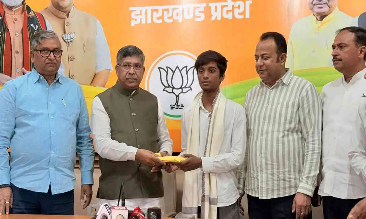 झारखंड टॉपर सन्नी वर्मा को भाजपा ने दिया एक लाख रुपये का सम्मान, 99.60% अंक से रचा इतिहास