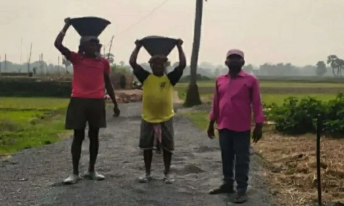 Sahebganj News: सिस्टम फेल, समाजसेवी पास: टुनटुन ने अपने खर्चे से बना दी गांव की सड़क