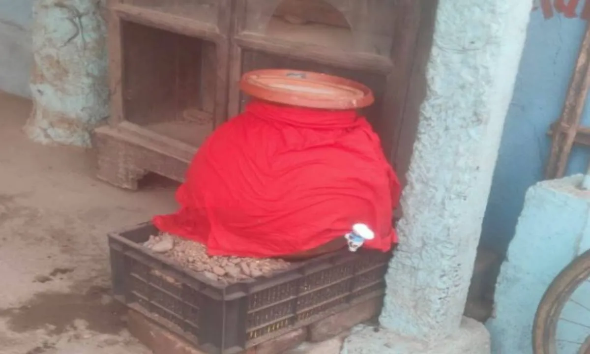 Sahebganj News: कोटालपोखर में प्रशासन की अनोखी पहल, चौक-चौराहों पर रखे मिट्टी के घड़े