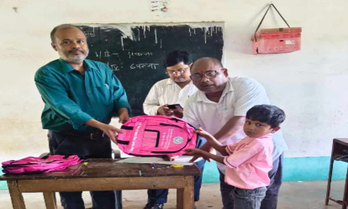 Pakur News: नियमित विद्यालय आने और बेहतर भविष्य गढ़ने के लिए बच्चों को किया गया प्रेरित