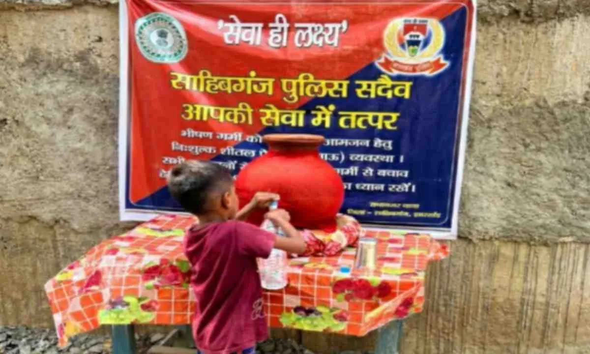 Sahebganj News: भीषण गर्मी में खाकी का मानवीय चेहरा, राधानगर थाना प्रभारी ने लगवाया निःशुल्क प्याऊ 