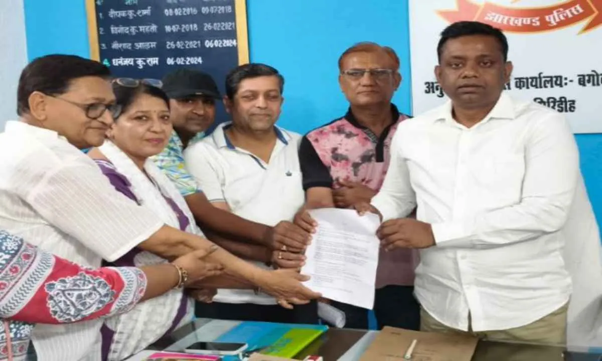 Giridih News: जैन साधु-संतों की सुरक्षा को लेकर सड़कों पर उतरा समाज, एसडीपीओ को सौंपा ज्ञापन
