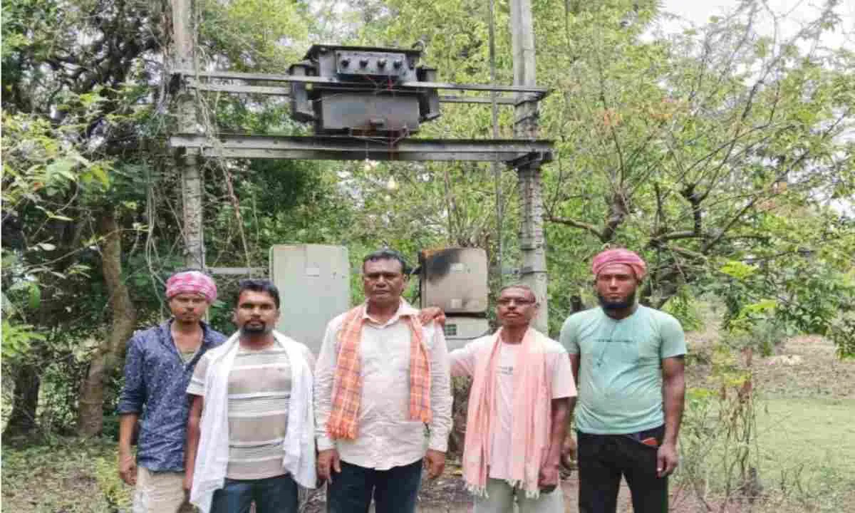 Pakur News: उपासना मरांडी के प्रयास से चांदपुर में बिजली समस्या का समाधान, 25 केवीए ट्रांसफार्मर स्थापित