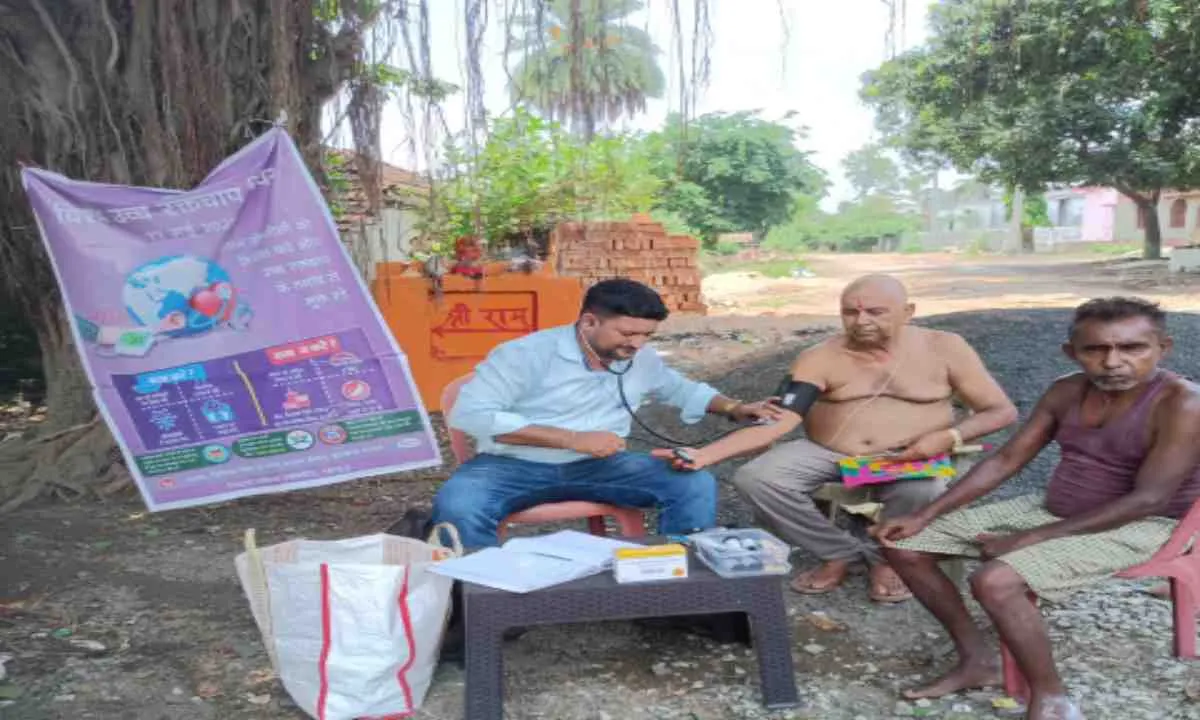 Pakur News: विश्व उच्च रक्तचाप दिवस पर गनपुरा में स्वास्थ्य शिविर आयोजित, ग्रामीणों की हुई बीपी जांच