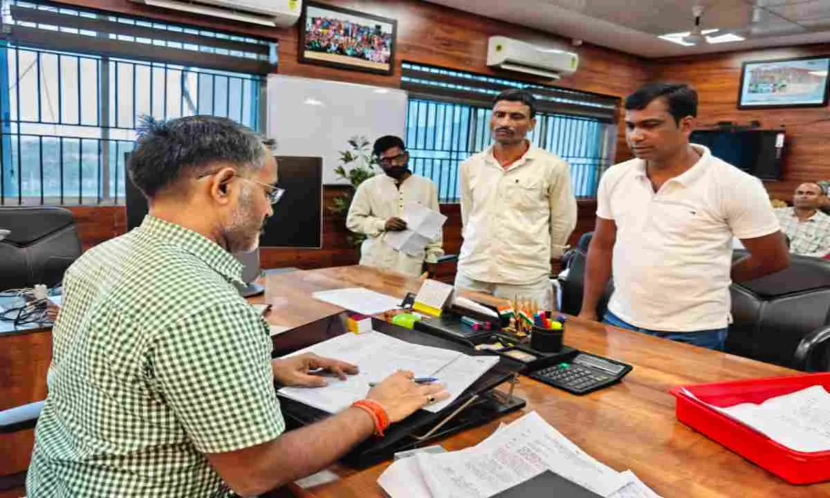 Giridih News: उपायुक्त के जनता दरबार में उमड़ी भीड़, मौके पर ही कई समस्याओं का हुआ समाधान