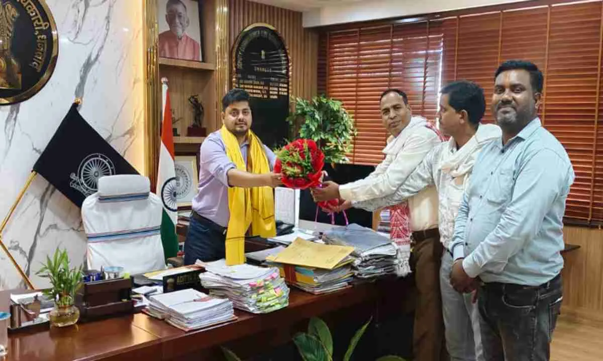 Dhanbad News: वाल्मीकि महापंचायत ने डीसी को दी बधाई, जाति प्रमाण पत्र शिविर लगाने का मिला आश्वासन