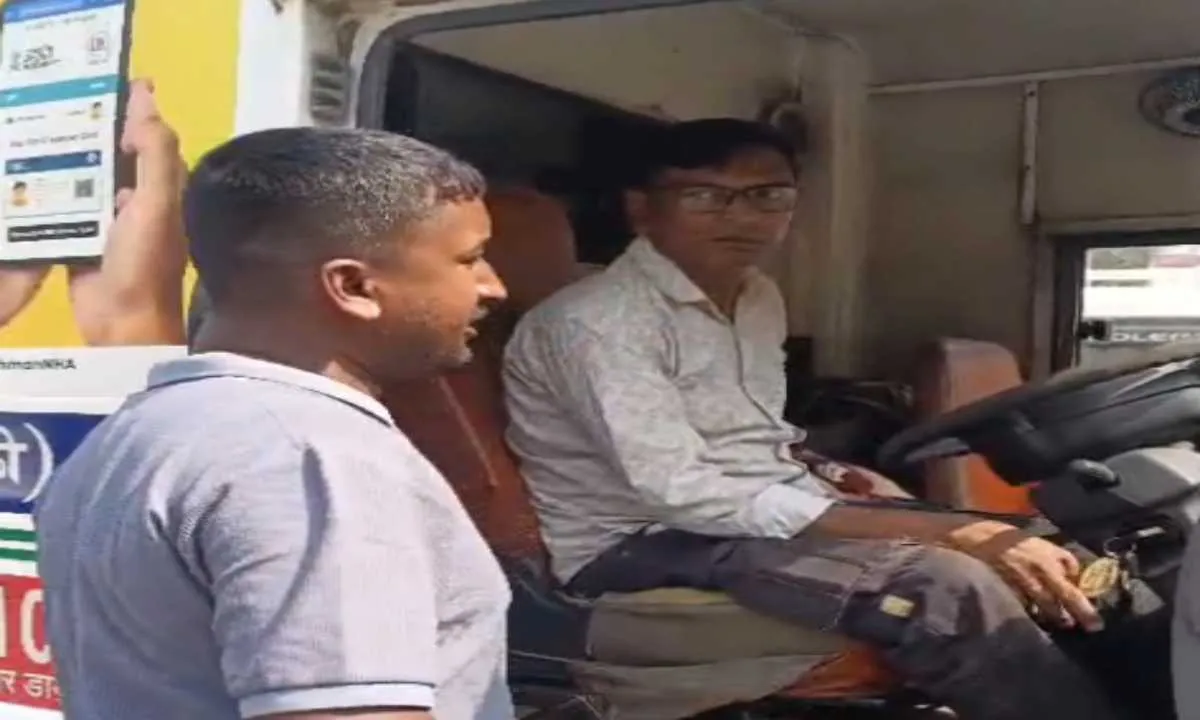 Hazaribagh News: 108 एंबुलेंस विवाद की खुली पोल, विक्की धान ने किया औचक निरीक्षण