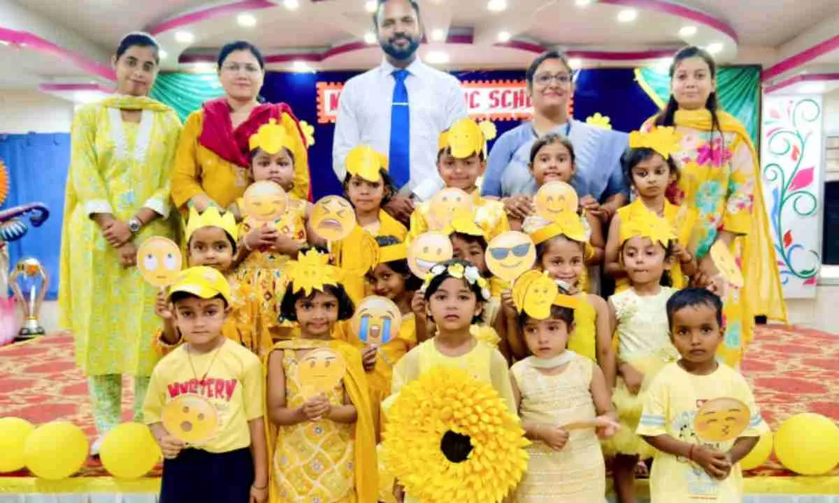 Koderma News: मॉडर्न किड्स पैराडाइज़ में ‘येलो डे’ और ‘डांस पार्टी’ की धूम, नन्हे बच्चों ने बिखेरी पीले रंग की छटा