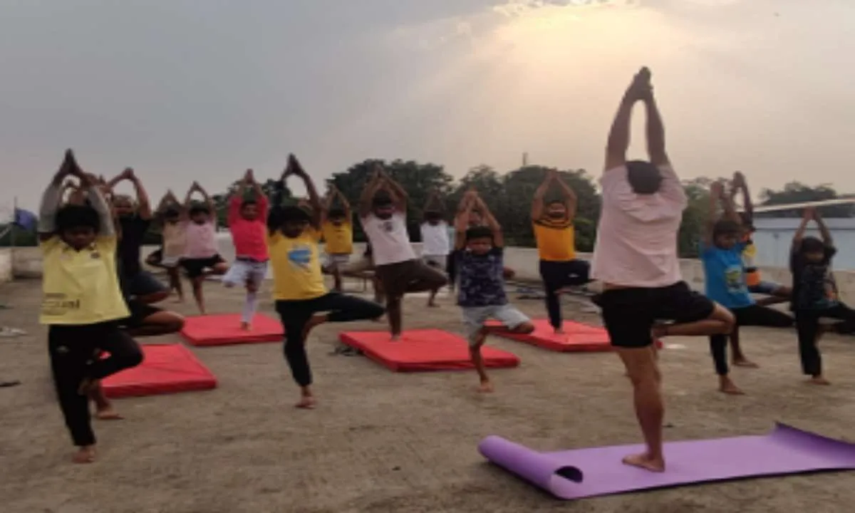 Dumka News: फिट इंडिया मूवमेंट के तहत कॉमनवेल्थ डे पर साइकिलिंग और योग कक्षा का आयोजन 