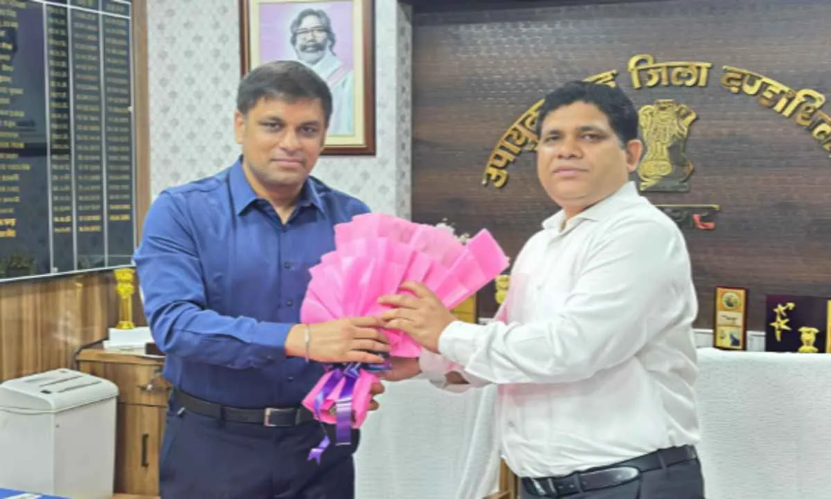 Deoghar News: सौरभ कुमार भुवानिया बने 48वें उपायुक्त, निवर्तमान डीसी शशि प्रकाश सिंह से ली जिम्मेदारी