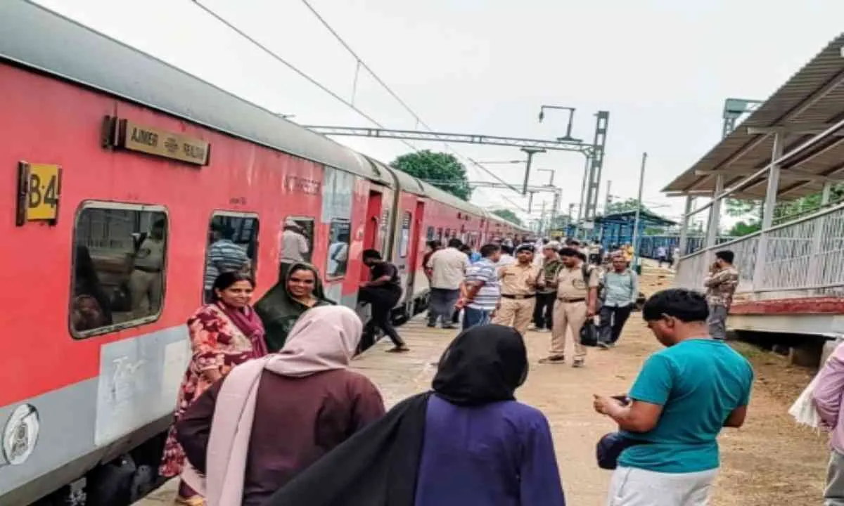 Koderma News: तेज आंधी-बारिश से रेल पटरी पर फिसलन, डेढ़ घंटे ठप रहा परिचालन