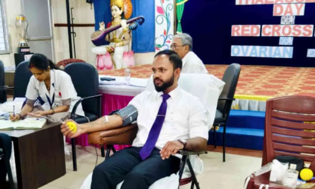 Koderma News: माँ की ममता, रक्तदान से जीवन मदर्स डे पर मॉडर्न पब्लिक स्कूल में लगा रक्तदान शिविर, 30 यूनिट संग्रह