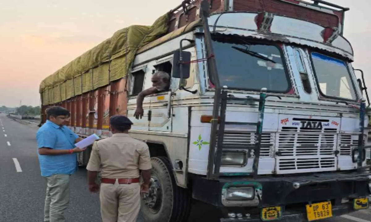 Giridih News: सड़क सुरक्षा को लेकर बड़ी कार्रवाई: डीटीओ ने जब्त किए तीन भारी वाहन, जीटी रोड पर मचा हड़कंप