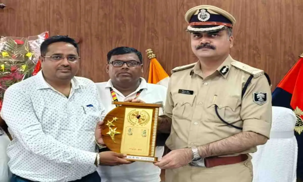 Koderma News: भारती श्रमजीवी पत्रकार संघ ने आईजी विकास वैभव को सौंपा ज्ञापन