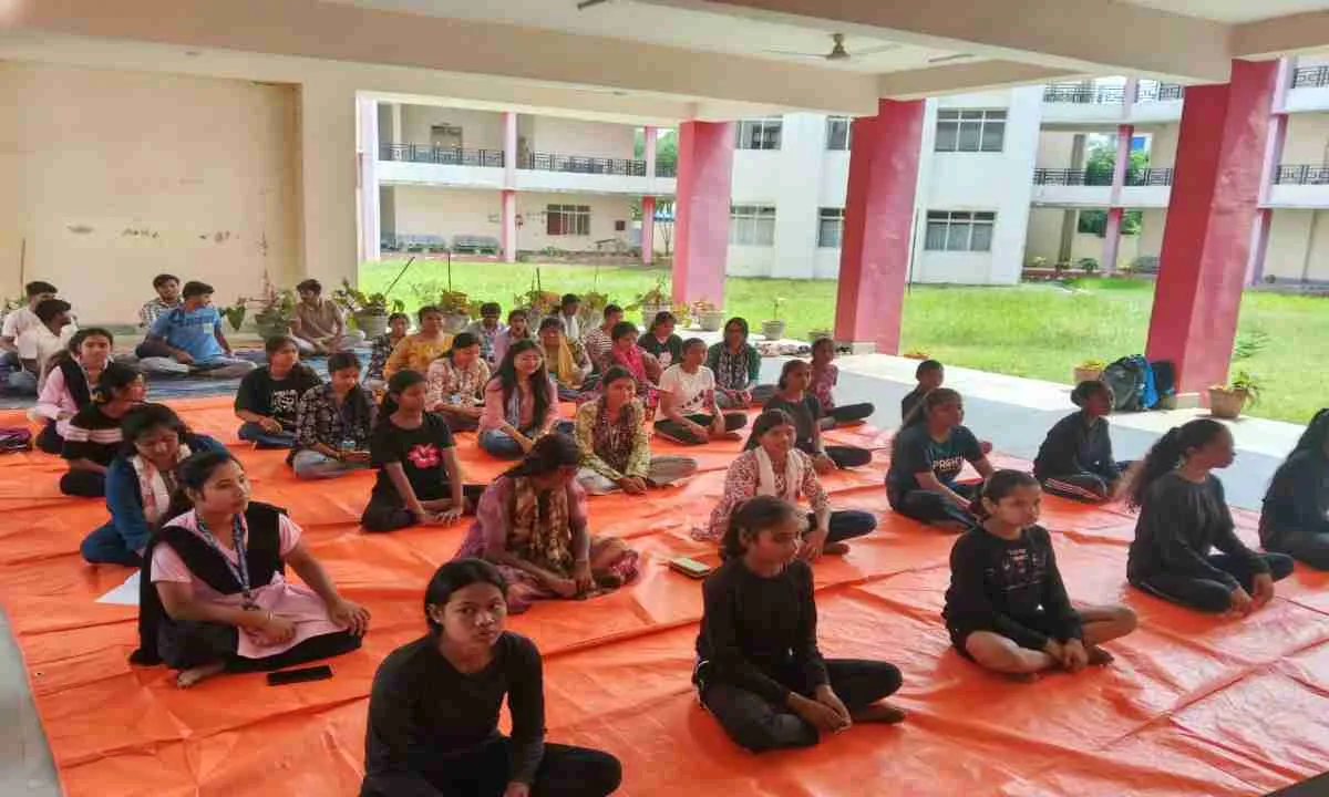 Sahebganj News: मॉडल कॉलेज राजमहल में योग दिवस का पूर्वाभ्यास, छात्रों ने दिखाया उत्साह