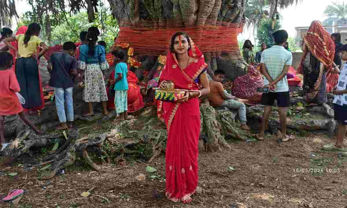 पति के दीर्घायु होने की अखंड कामना: सुहागिन महिलाओं ने की वट सावित्री पूजा