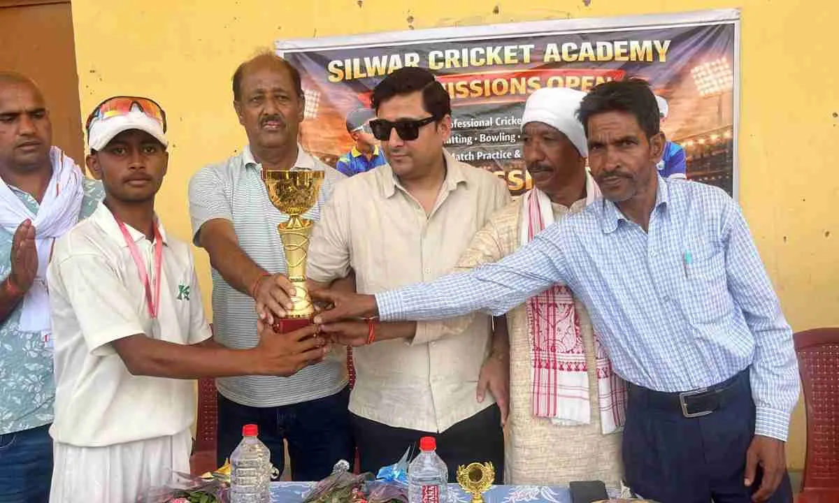 Hazaribagh News: हर्ष अजमेरा ने बढ़ाया खिलाड़ियों का हौसला, फाइनल में सिलवार अकादमी की शानदार जीत