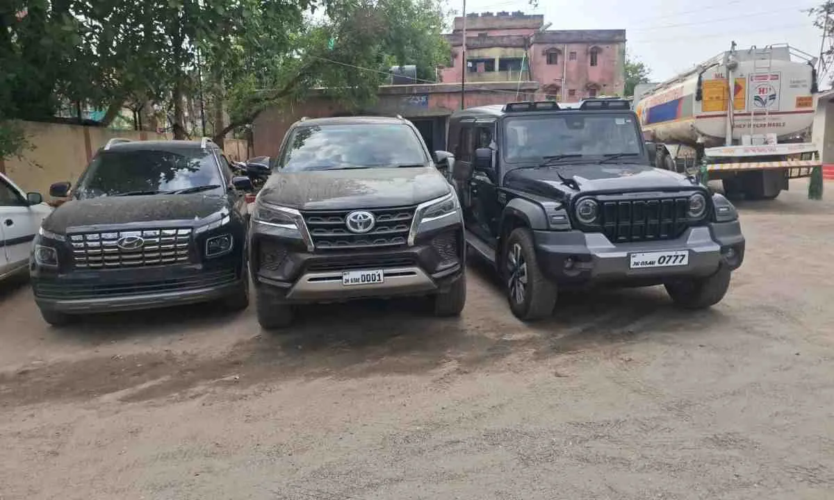विनीत तिवारी हत्याकांड में पुलिस का बड़ा एक्शन, कई गाड़ियां जब्त; 24 घंटे में सरेंडर नहीं तो घर पर चलेगा बुलडोजर