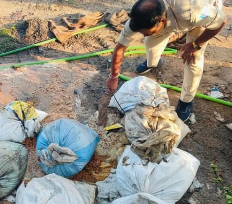 उत्पाद विभाग की बड़ी छापेमारी, अवैध शराब भट्टी ध्वस्त, 2000 किलो जावा महुआ और 90 लीटर शराब जब्त, एक गिरफ्तार  